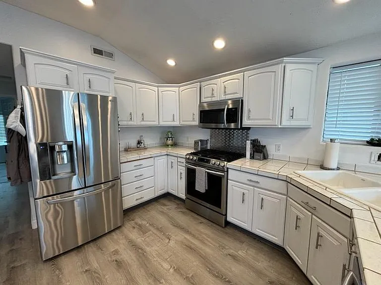 1829 N Jantzen Ave — Photo 10