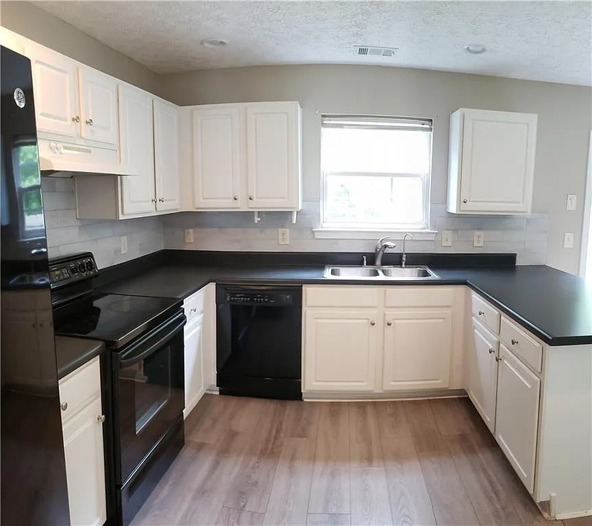 4 bed, 2.5 bath, 2228 sqft, $2,400 — Photo 2