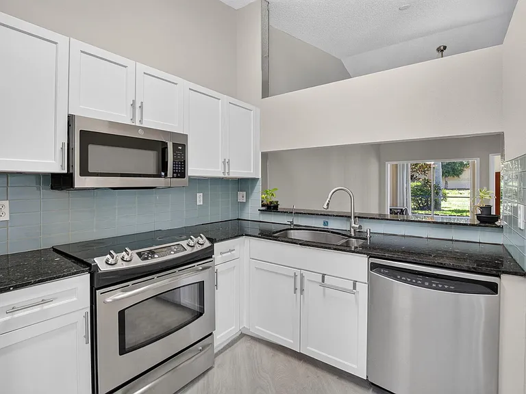 8108 Summer Shores Dr — Photo 9