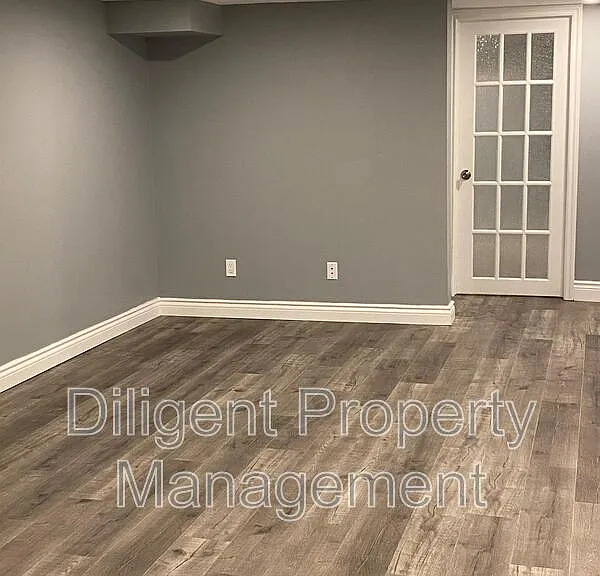 369 Applegrove Ave #LOWER — Photo 15