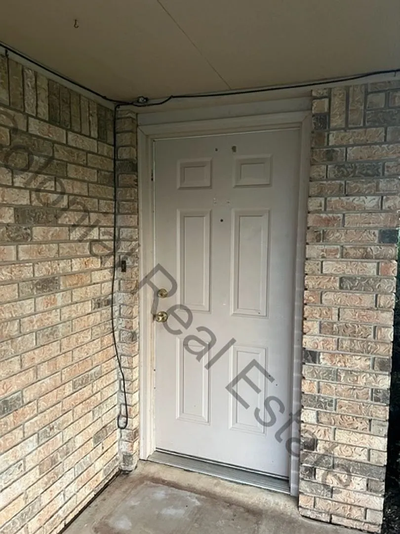 Spacious 3 Bed/2 Bath home with a fireplace! — Photo 3