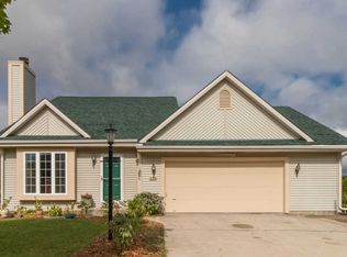 2318 Kestrel Ln, Waukesha, WI 53189