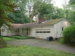 39 Old Chimney Rd, Upper Saddle River, NJ 07458