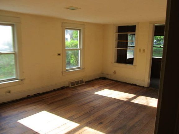 4th image of 504 E Grove St