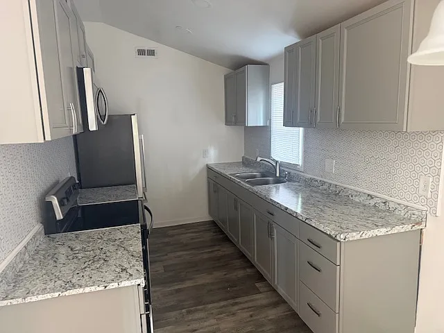 Building Photo - 421 1st Ave #421