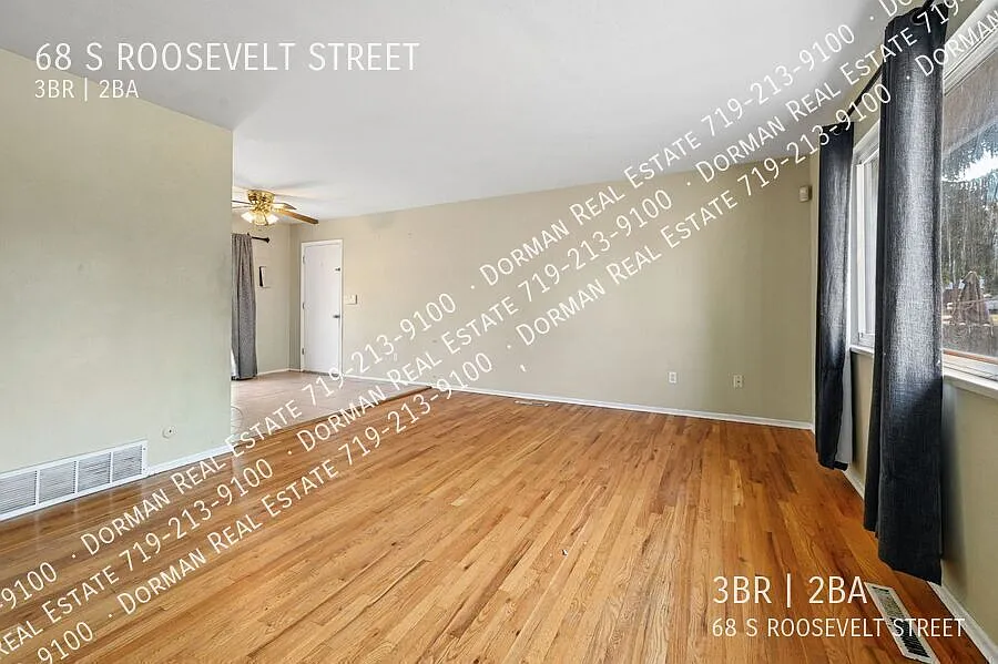 Tri level with Huge yard in Park Hill! — Photo 4