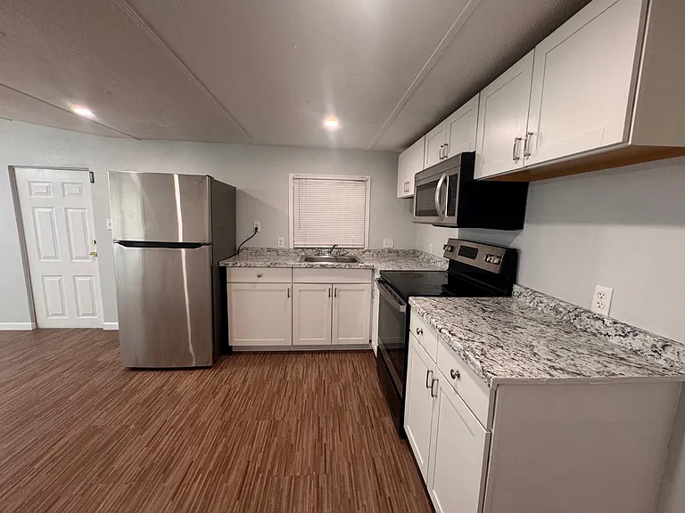 5811 Grey St — Photo 13