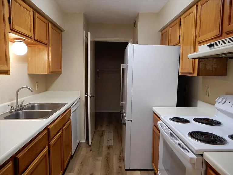 9797 Leawood Blvd #902 — Photo 7