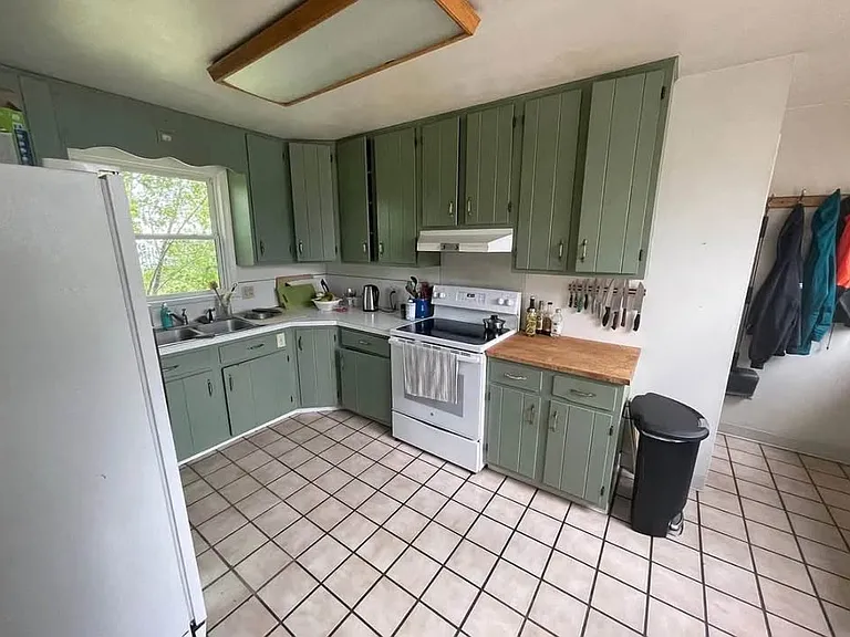 2049 Yarmouth Ave — Photo 6
