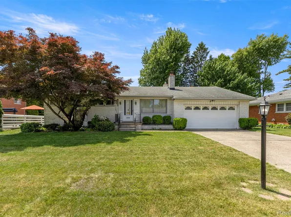 25429 Graceland Cir, Dearborn Heights, MI 48125