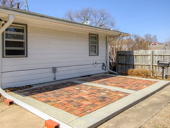 cute brick patio for BBq's