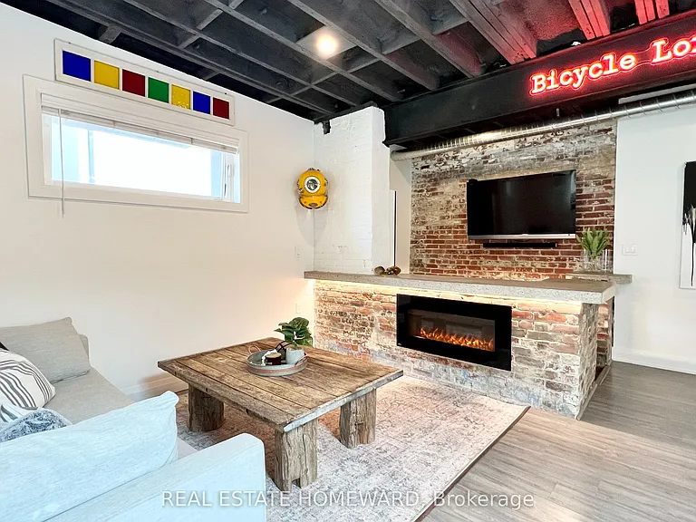 1233 Dundas St E — Photo 2