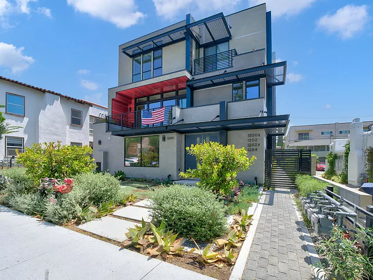 1204 S Orange Grove Ave — Photo 25