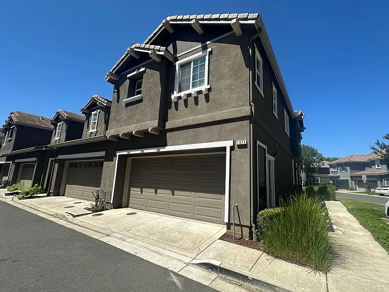 1377 Reagan Way — Photo 2