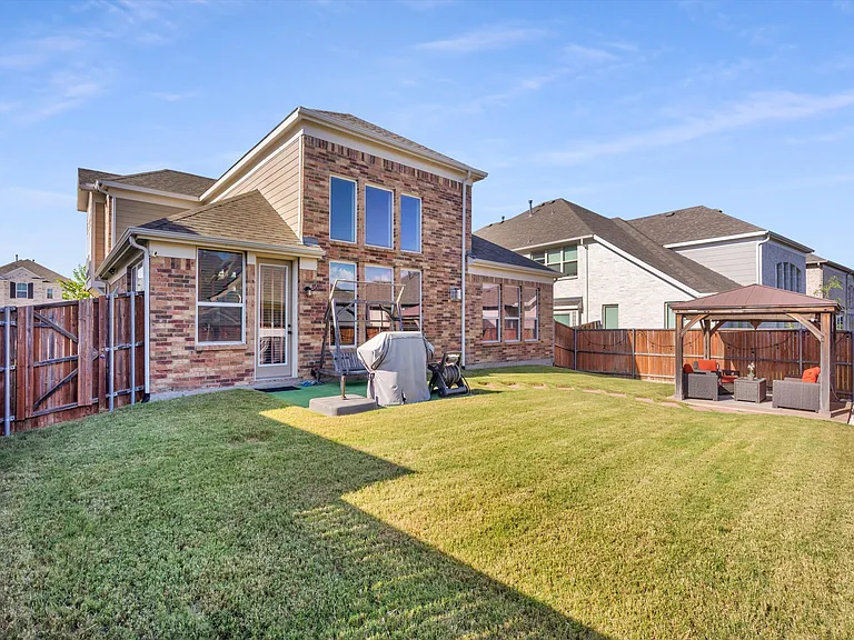 5520 Palisades Dr — Photo 3