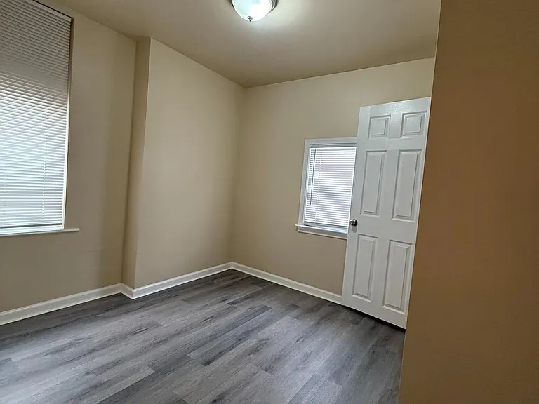 342 Gladstone St — Photo 10