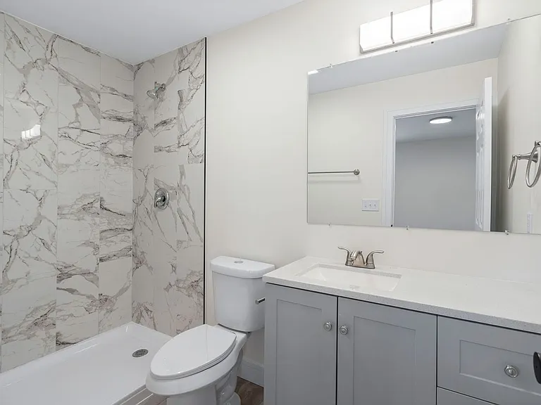 320 W Madison St — Photo 7