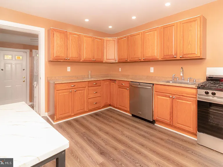 635 Chambers St — Photo 9
