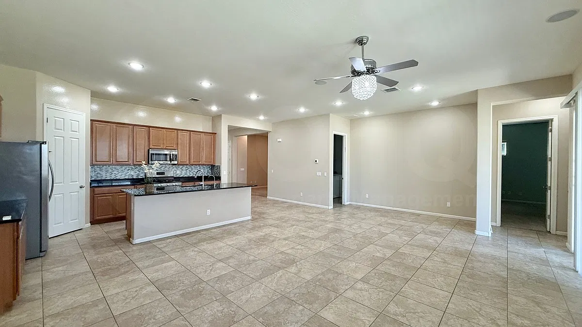 4 bed, 2.5 bath, 2318 sqft, $3,095 — Photo 4