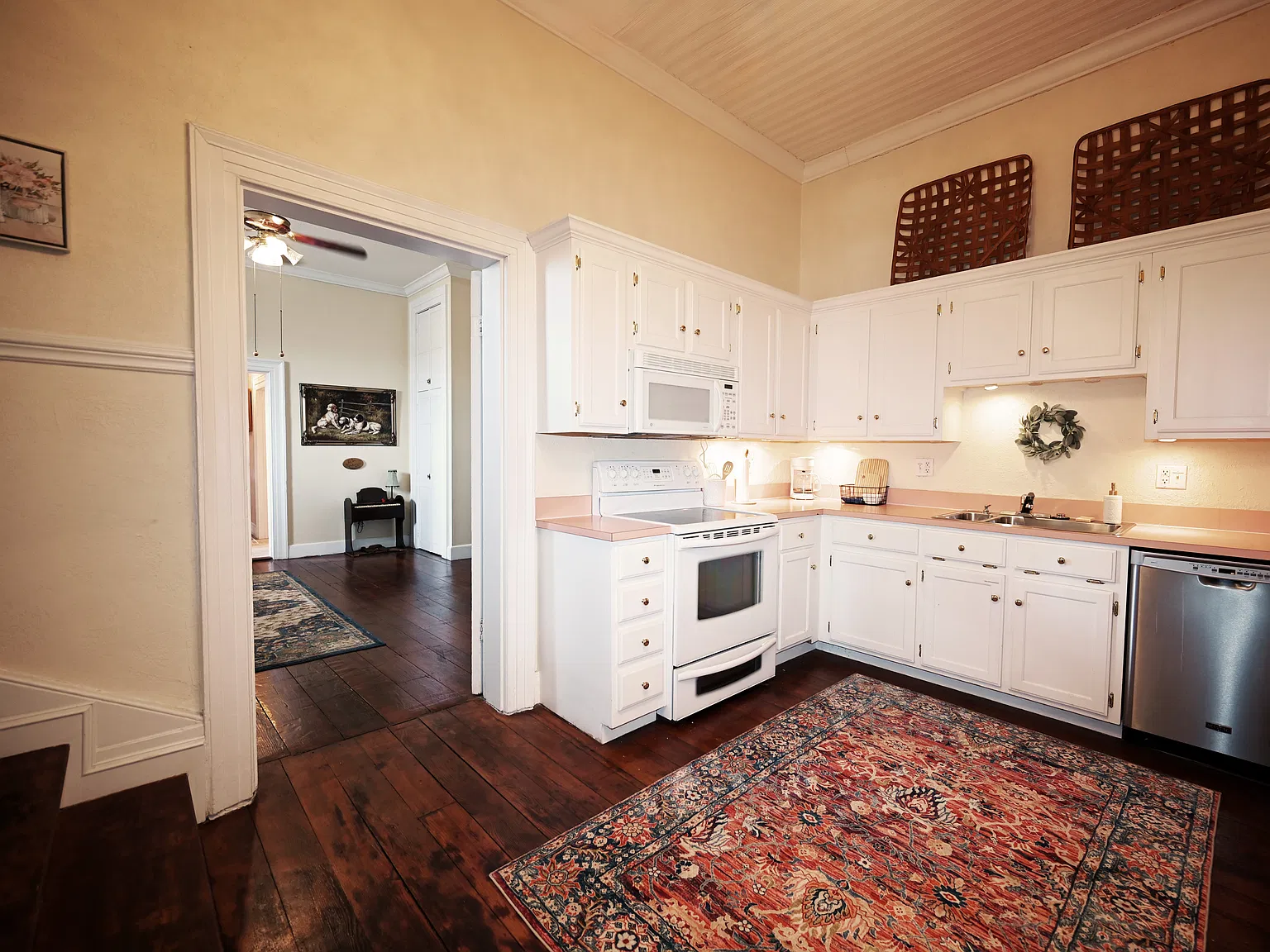 3 bed, 2200 sqft, $2,400 — Photo 3