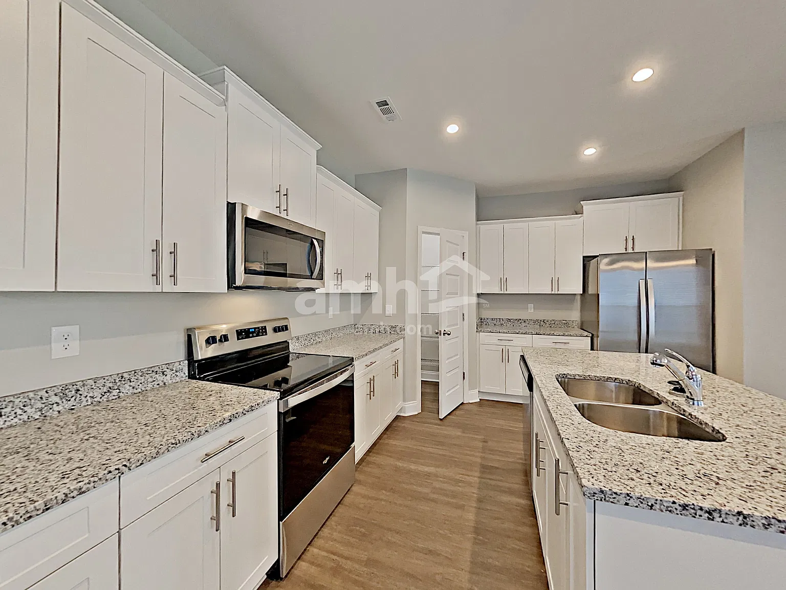3 bed, 2.5 bath, 1592 sqft, $2,165 — Photo 3