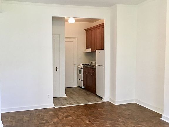 3rd image of 38 Columbia Pl APT 4B