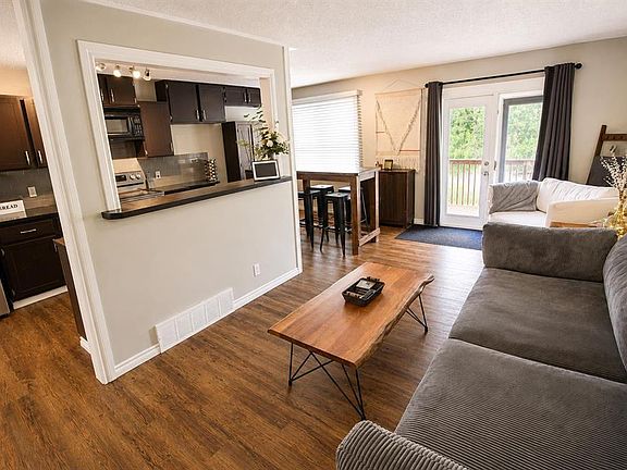 3rd image of 63 N Mackenzie Cres