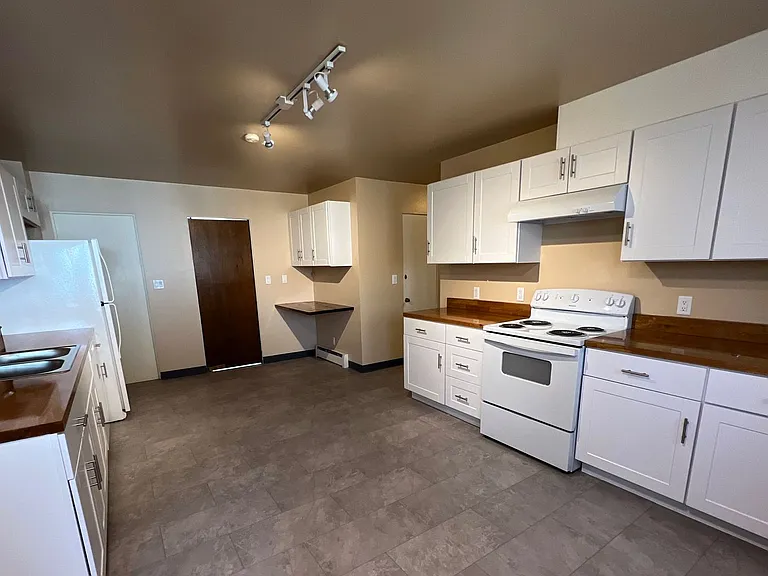 209-215 E Story St — Photo 3