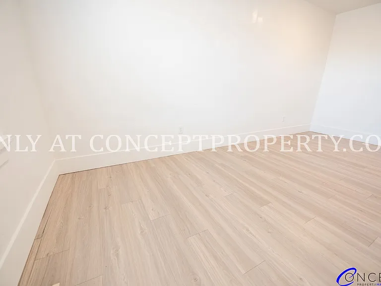 Clairmont — Photo 140