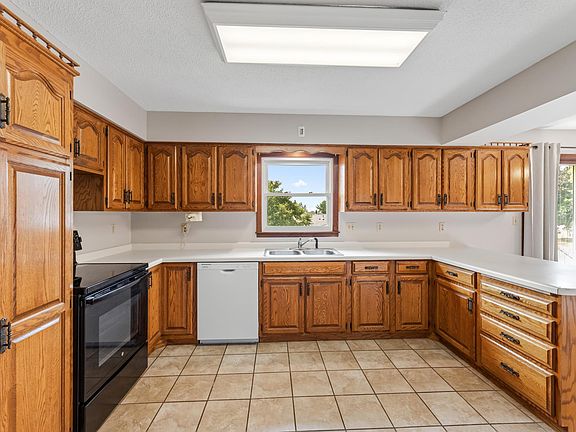 4th image of 300 8th St NW