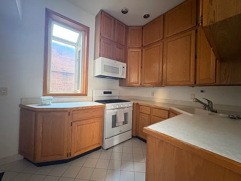 610 W Briar Pl #1 — Photo 6