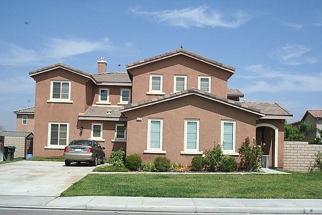 Front w./private courtyard entry