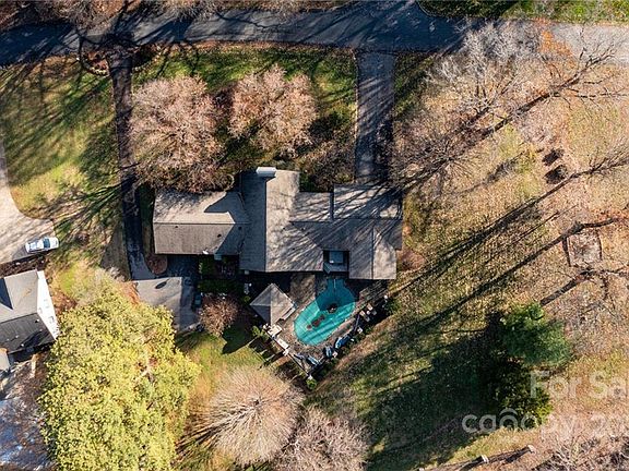3rd image of 2490 Eagle Dr NE