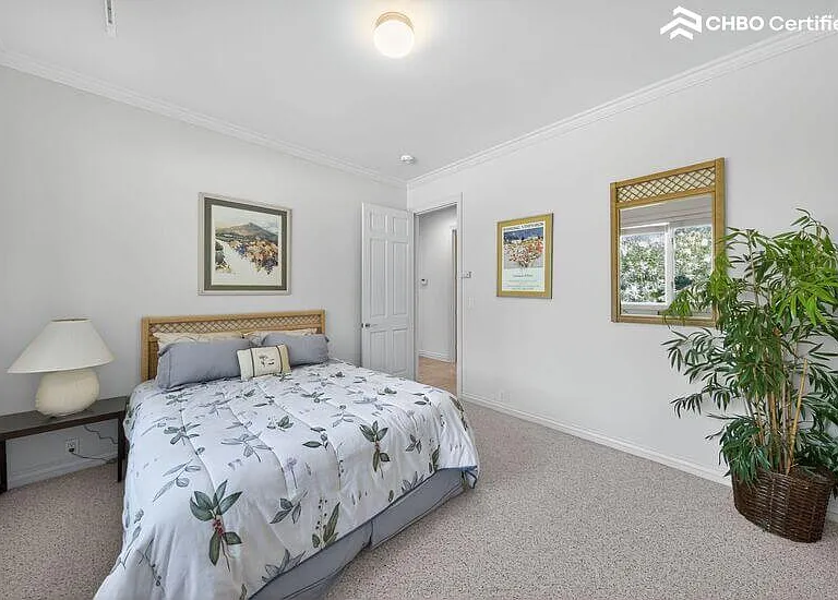 2nd upstairs guest room