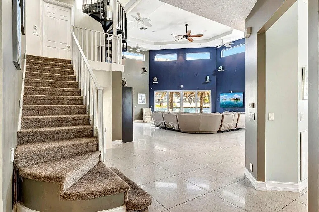 5 bed, 4.0 bath, 4480 sqft, $22,000 — Photo 4