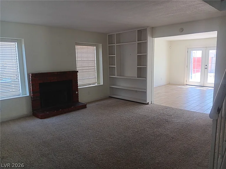 121 Logansberry Ln — Photo 2