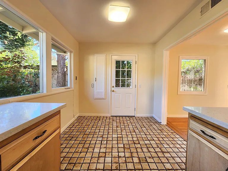 329 Colorado Ave — Photo 8