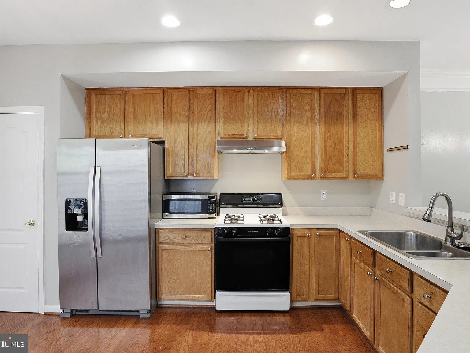 3 bed, 2.5 bath, 1956 sqft, $2,995 — Photo 3