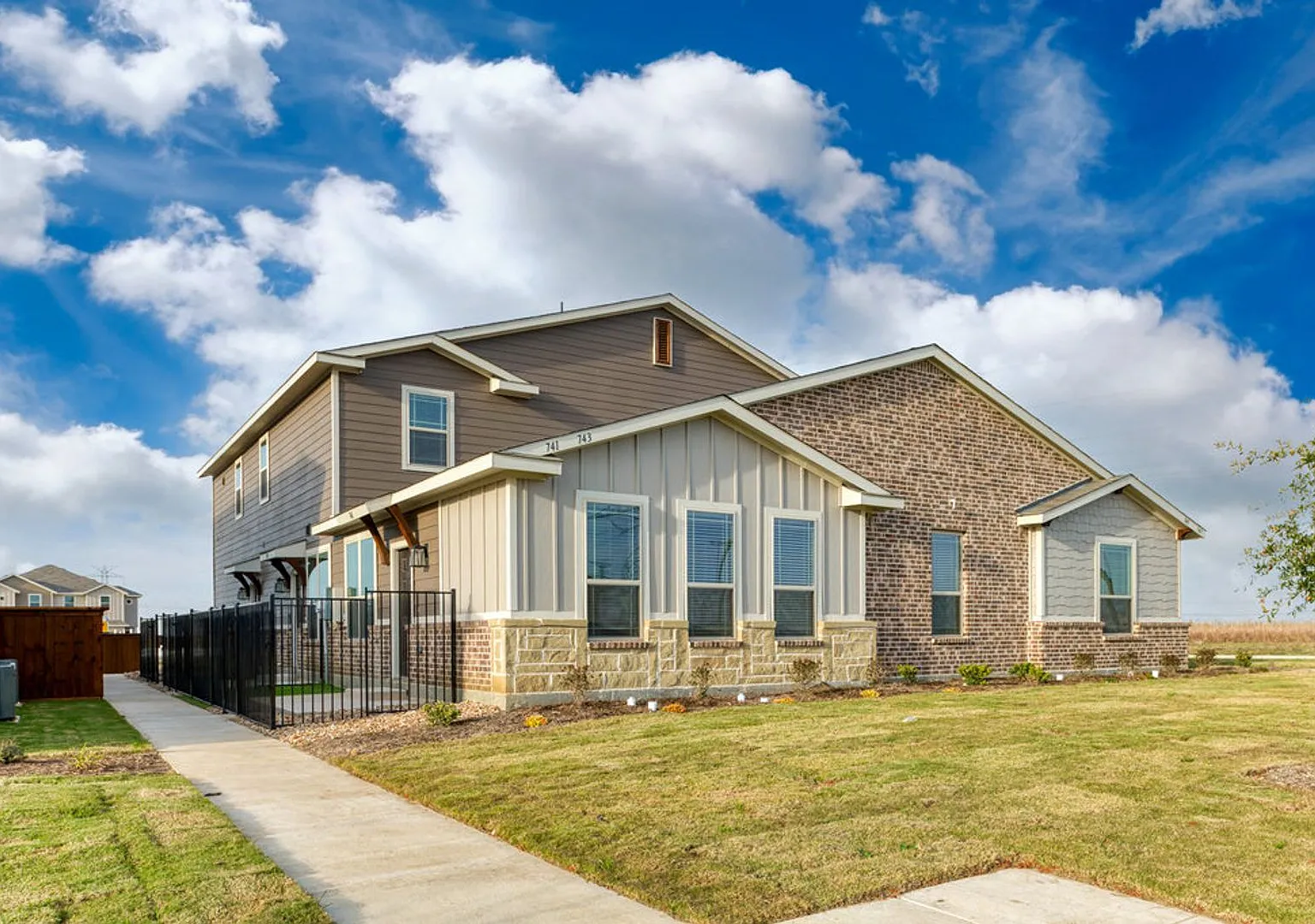 Available Now! Gorgeous 2 Bedroom Four Plex Located In Midlothian Isd! — Photo 1