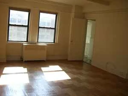 Rented by Siderow Residential Group | media 17