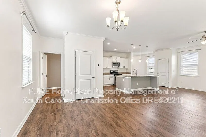 4 bed, 2.5 bath, 2164 sqft, $2,249 — Photo 2