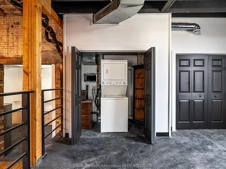 138 King St W #302 — Photo 17