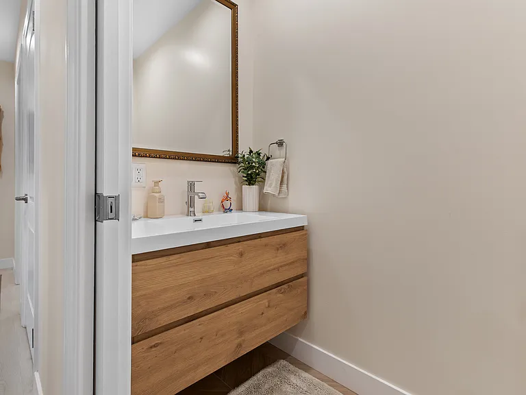 2101 E Glenoaks Blvd — Photo 23