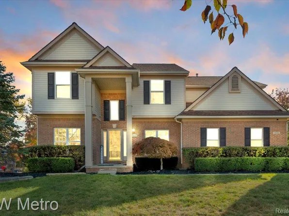 14333 Pond Bluff Dr, Belleville, MI 48111
