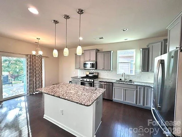 3 bed, 2.0 bath, 1560 sqft, $2,400 — Photo 2