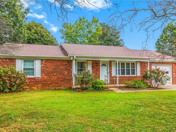 108 Hinshaw Ave, Yadkinville, NC 27055