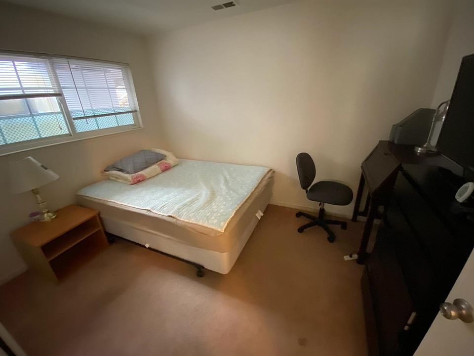 2nd image of 2672 Plaza Banderas