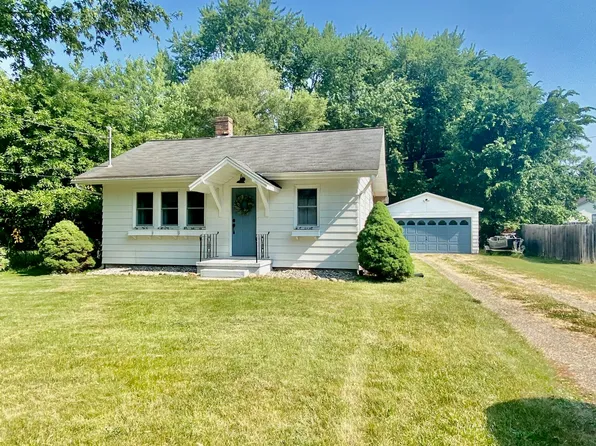 3016 Delta River Dr, Lansing, MI 48906