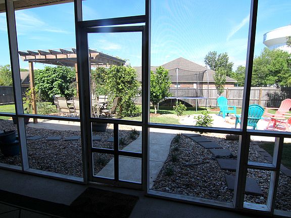 Screen Porch & Large Yard