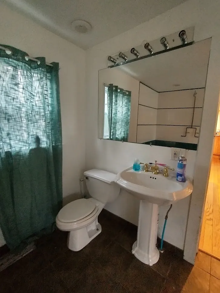 4 bed, 2500 sqft, $2,500 — Photo 3